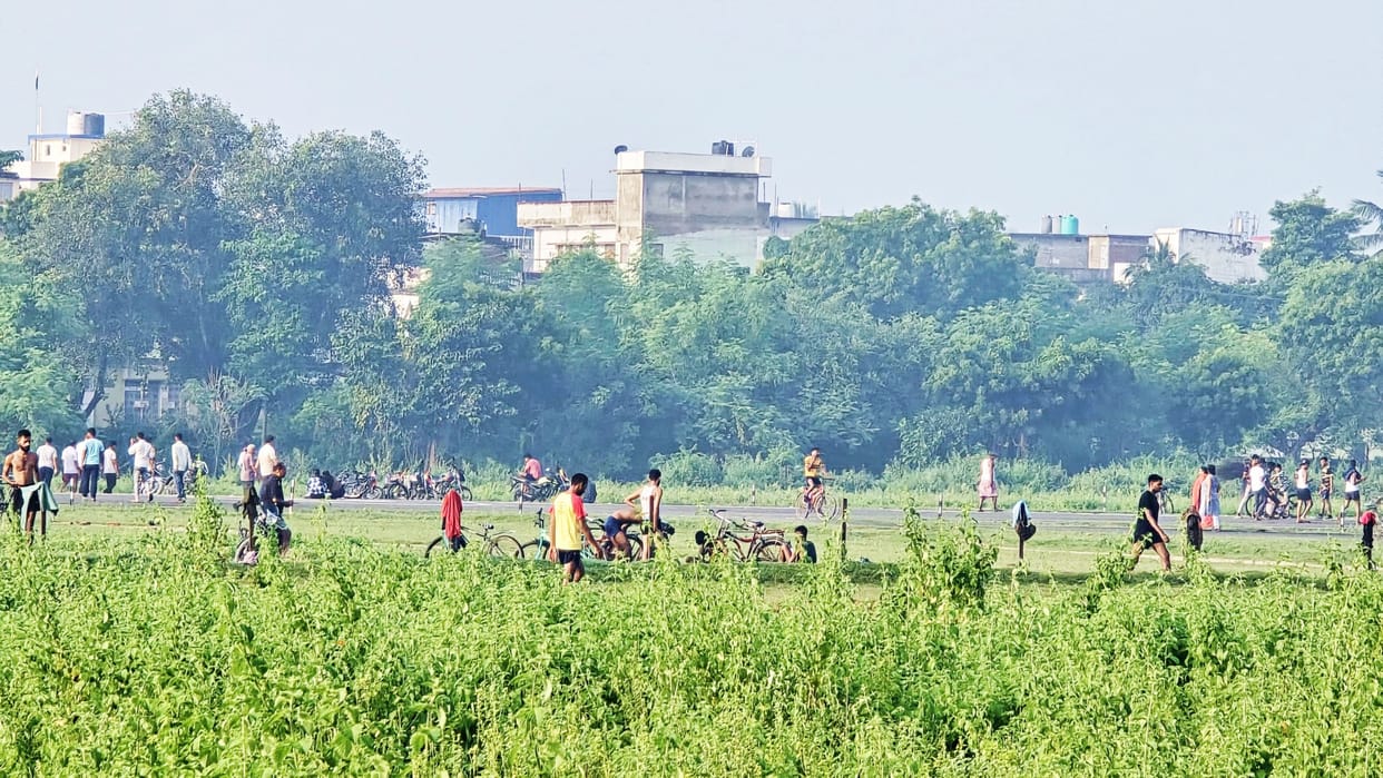 Bihar News: Bicycle and bike races are going on at Saharsa airport, youths having fun instead of flying planes