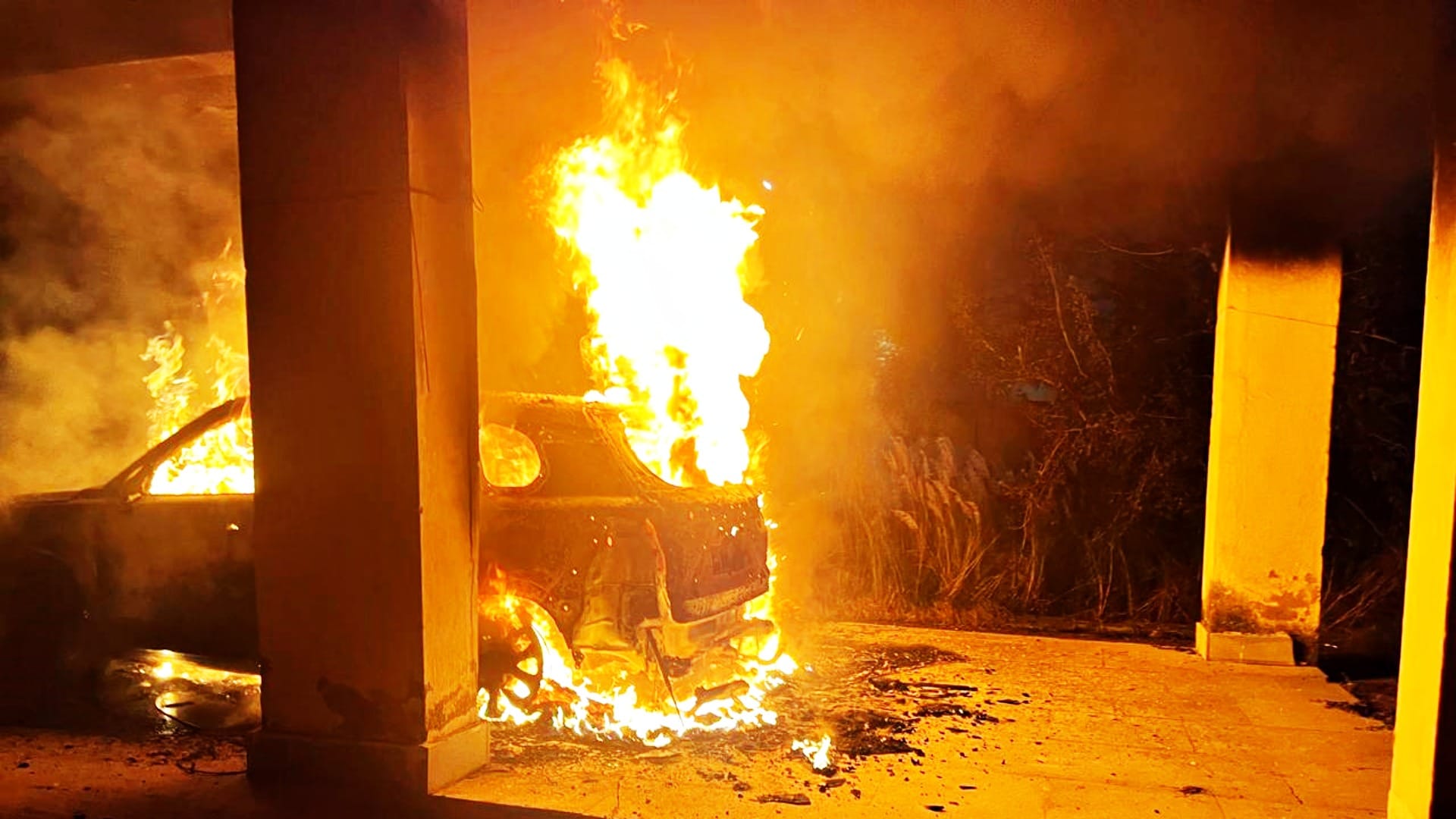 Bihar News: In Nalanda, an angry employee set CO's car on fire due to work pressure and not getting leave