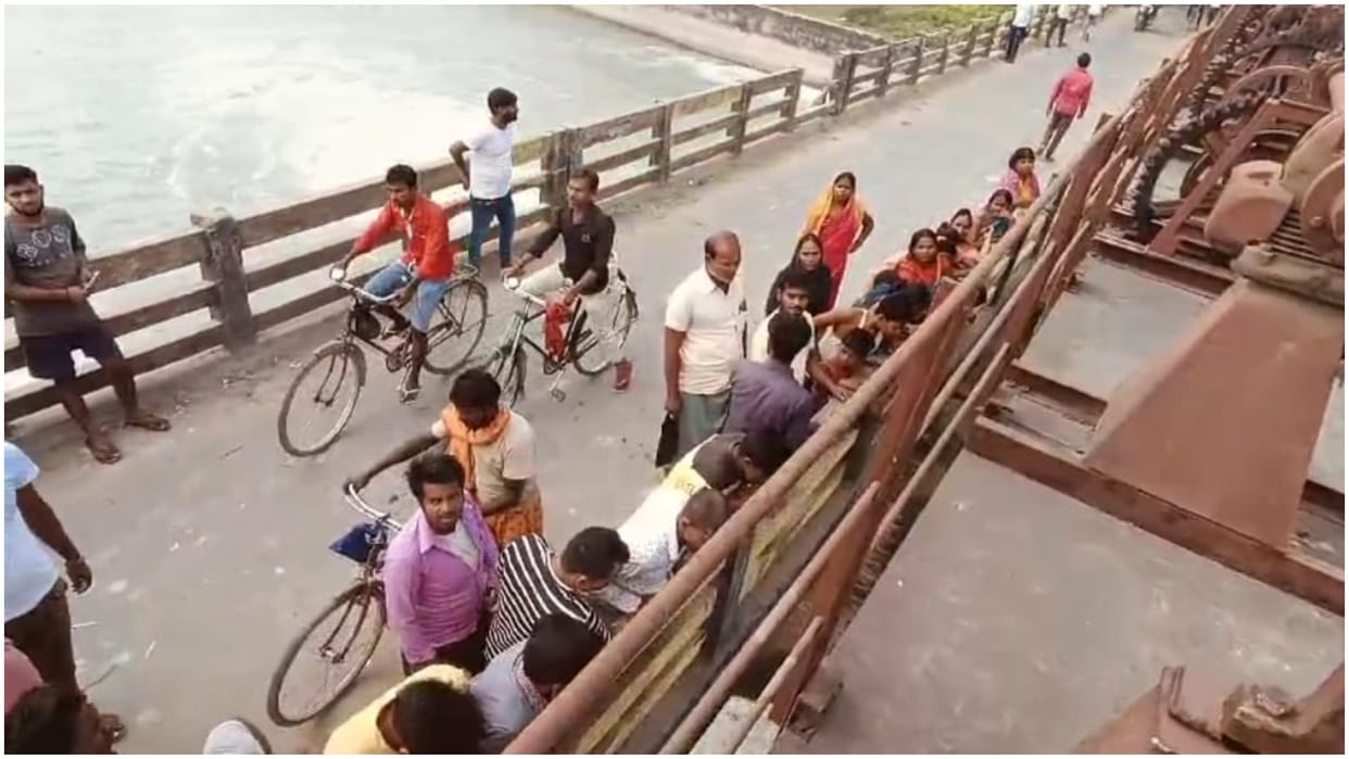 Bihar News : Women Jumped into canal with one year old daughter in Bettiah love marriage bihar police suicide