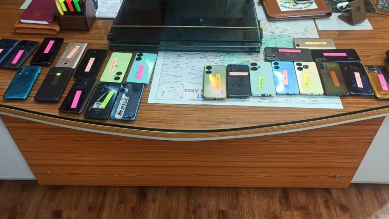 Rewari: Cyber cell team recovered 24 smartphones in 60 days