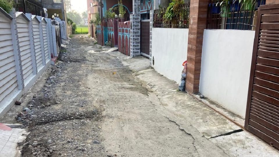 Road dug in the name of laying pipeline in Rampur Road and Chandan Vihar in haldwani