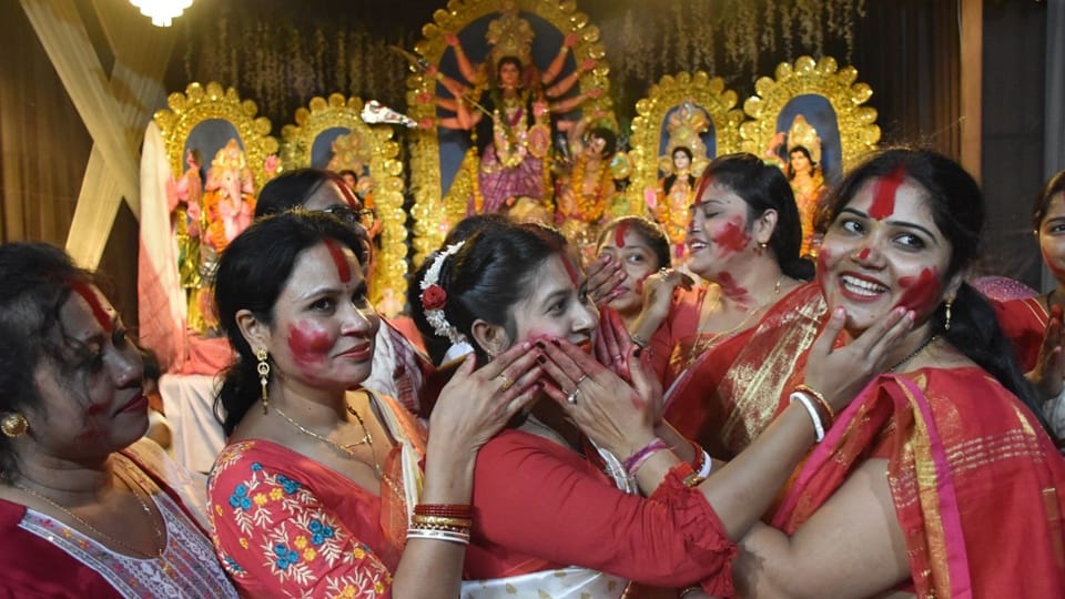moradabad: pictures of Durga Visarjan, devotees took out processions by performing Dhunuchi dance