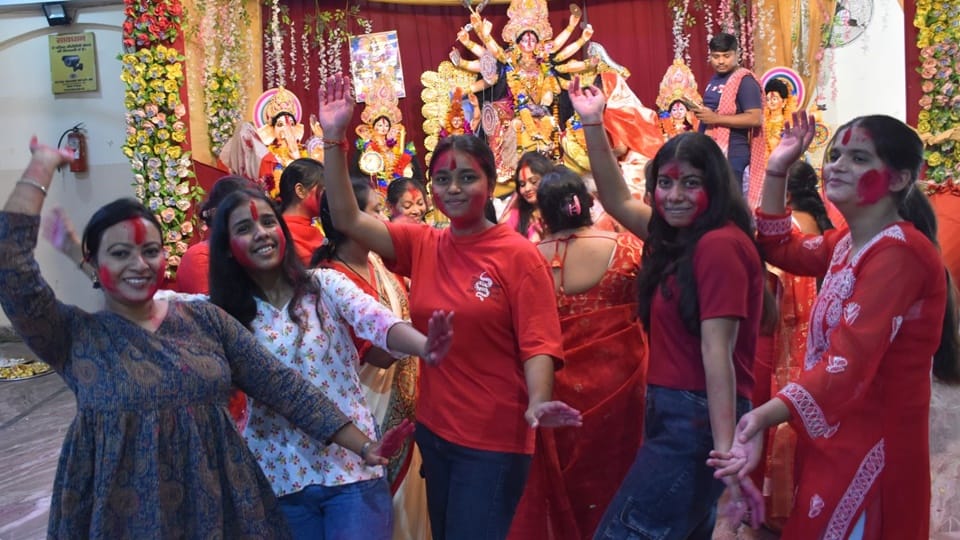 moradabad: pictures of Durga Visarjan, devotees took out processions by performing Dhunuchi dance