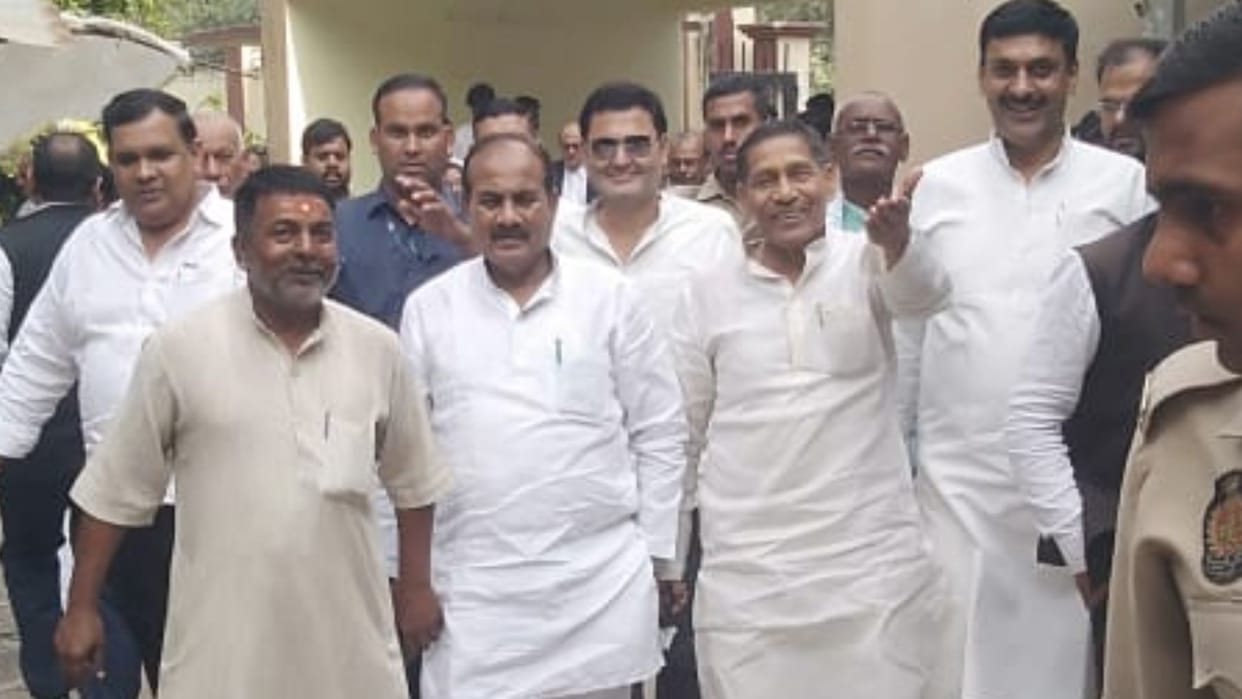 Dara Singh Chauhan Ramdarshan Daroga Saroj appeared in Azamgarh court accused of obstructing government work