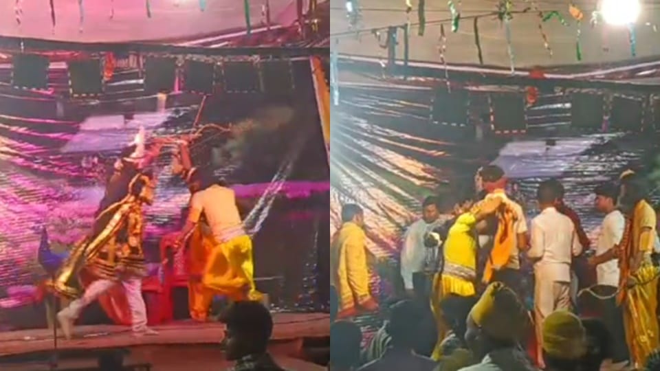 Ram and Ravana clashed during staging of Ramlila in Gajrola of Amroha