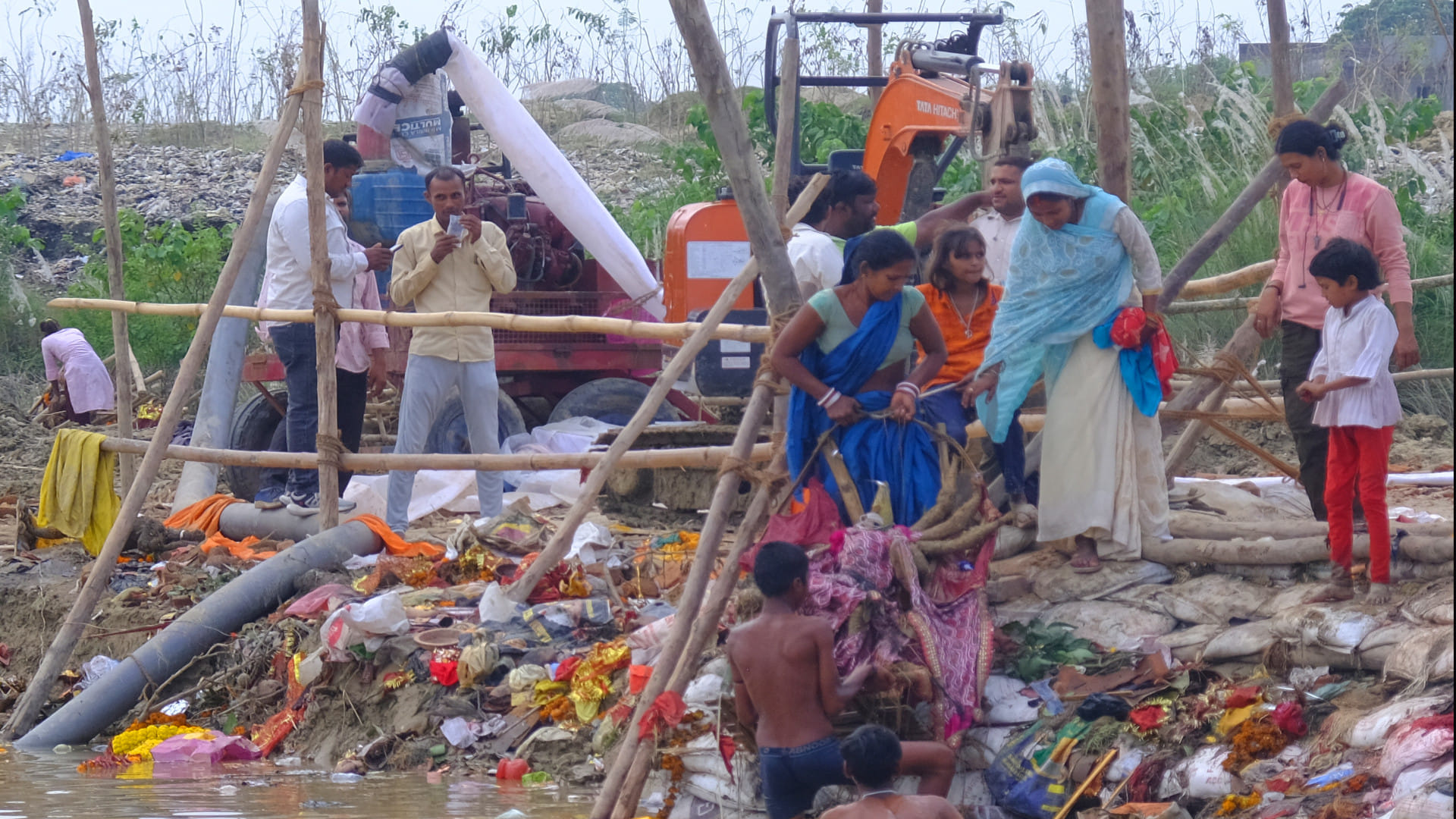 After immersion of idol in Gorakhpur, people started taking out jewelery and cash from the idol of the mother