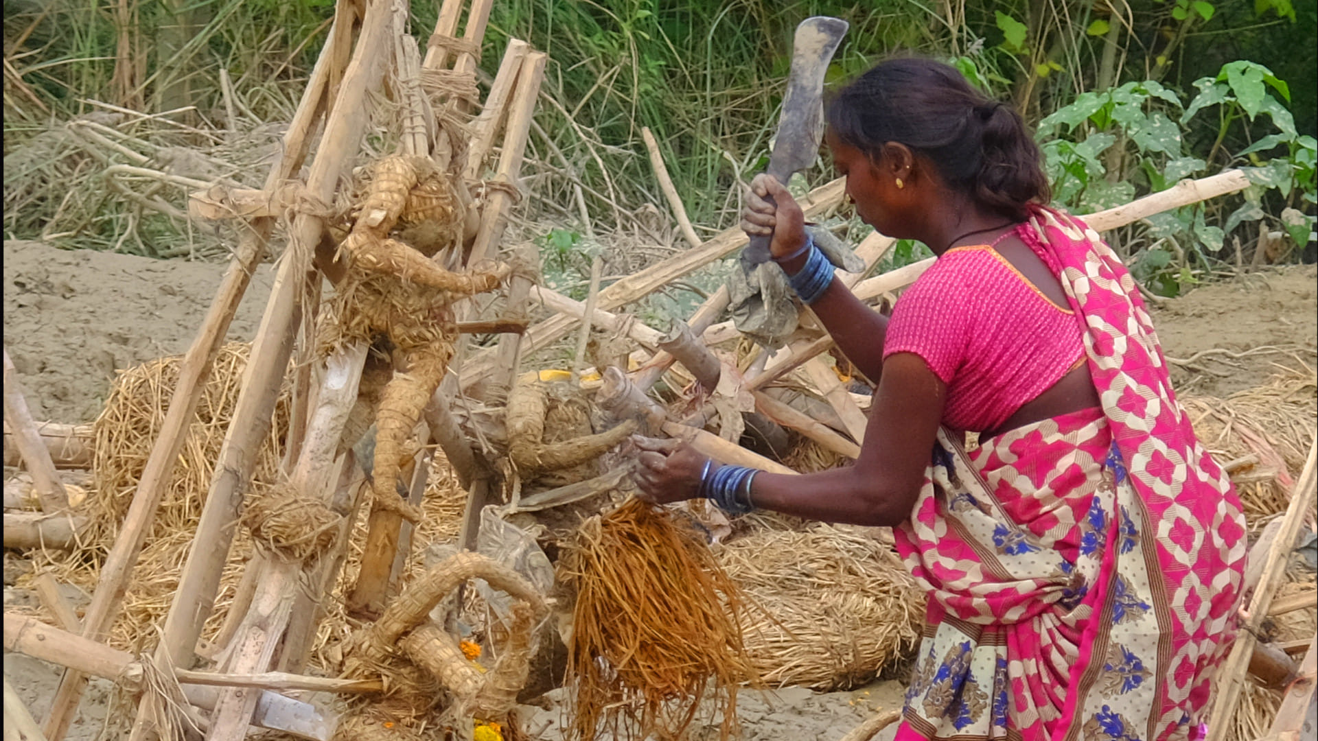After immersion of idol in Gorakhpur, people started taking out jewelery and cash from the idol of the mother