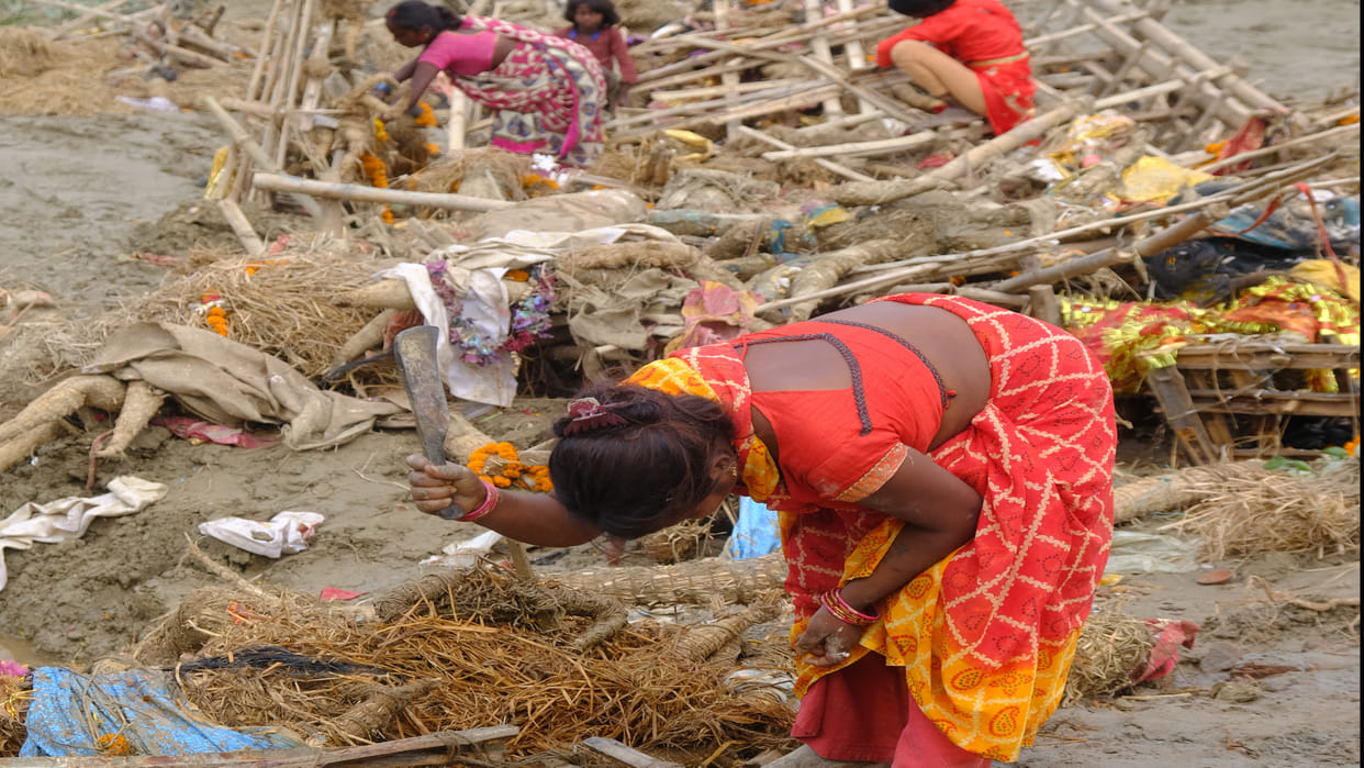 After immersion of idol in Gorakhpur, people started taking out jewelery and cash from the idol of the mother