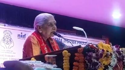 राज्यपाल आनंदीबेन पटेल: ``आपको सेवा करने के लिए भुगतान मिलता है, आपको राजनीति में पीएचडी की आवश्यकता नहीं है।'' रोहिलखंड विश्वविद्यालय के दीक्षांत समारोह में राज्यपाल आनंदीबेन पटेल ने 94 छात्रों को स्वर्ण पदक प्रदान किए