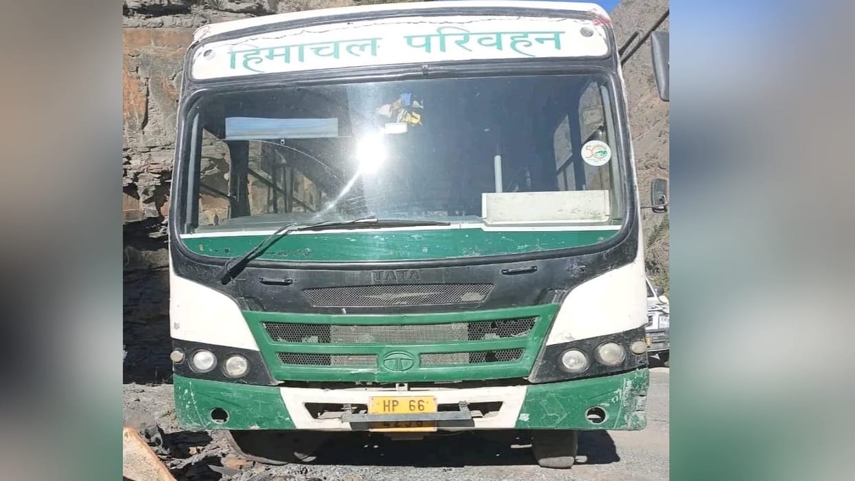 Rod of a moving HRTC bus broke near Salgran, panic spread among passengers