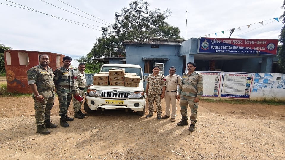 Driver absconded leaving 14 boxes of liquor in the car police engaged in search in Jagdalpur