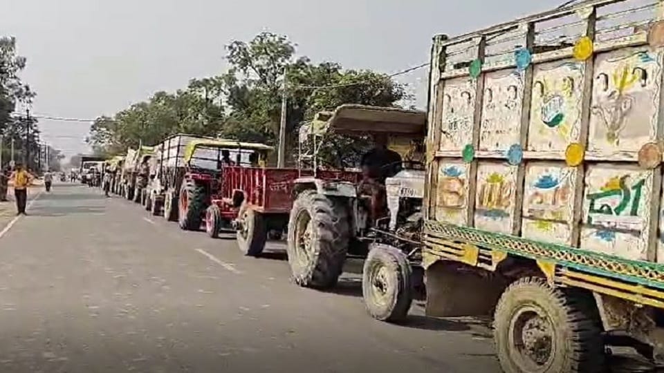 Crowd of farmers gathered in the market to sell paddy Aliganj road got jammed queue of vehicles