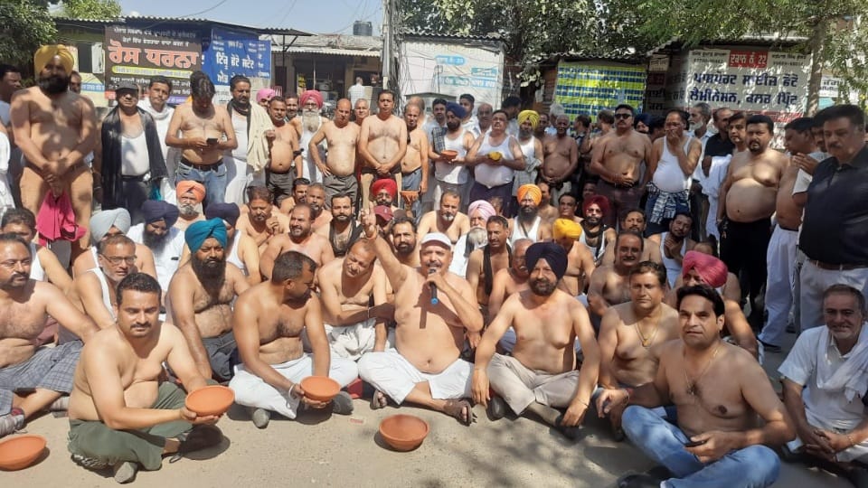 Property dealers demonstrated half naked in Muktsar