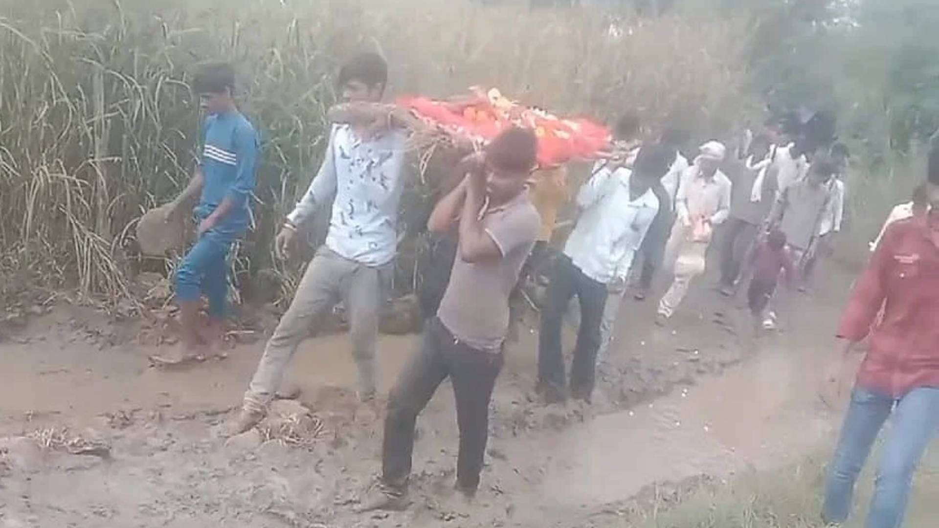 MP News way to crematorium very difficult in Sagar such are rural conditions state that dreams air ambulance