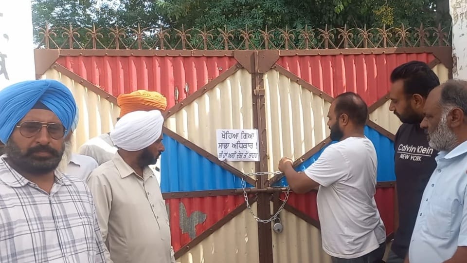 Boycott of Panchayat elections in Jagraon people locked polling booth