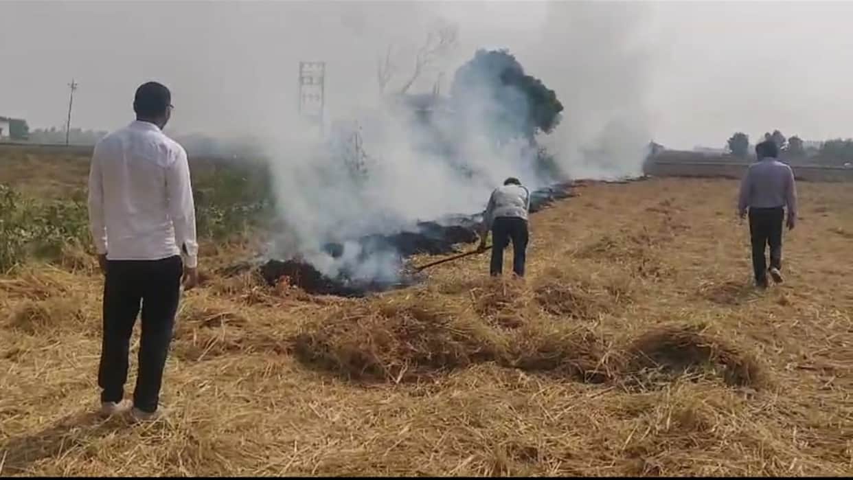 First case of stubble burning reported in Sirsa; FIR registered against a farmer