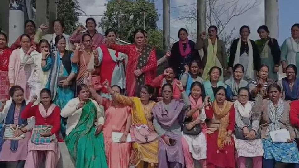 Asha Facilitator roared on the demand of declaring her as a contract worker in pithoragarh