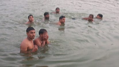 यमुना नदी में डूबे किशोर और युवक की तलाश करते निजी गोताखोर।