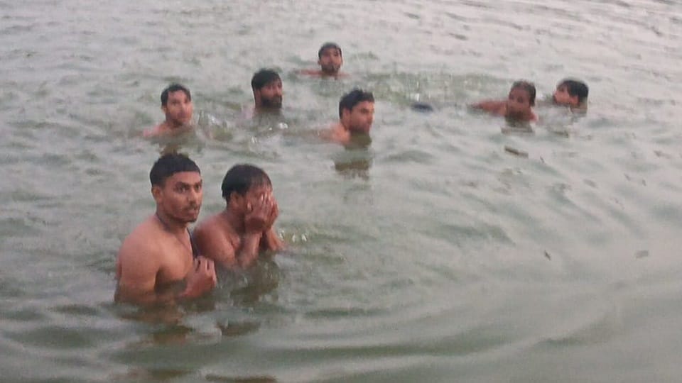 Kairana: Teenager drowns in Yamuna, young man jumps to save him... both die, screams on the shore