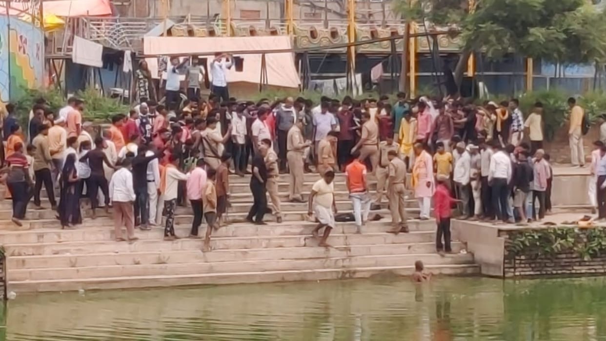 The youth gone take bath the pond after drinking alcohol in bhadohi friends ruckus divers took dead body