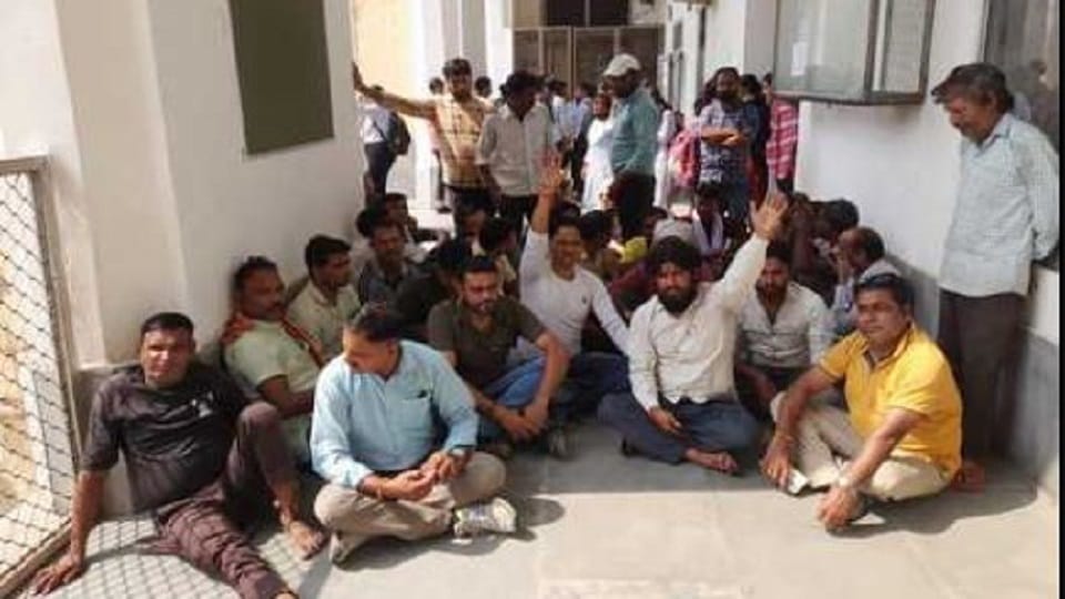 Contractual employees of Agra College staged a protest at the Principal's office due to non-payment of salarie