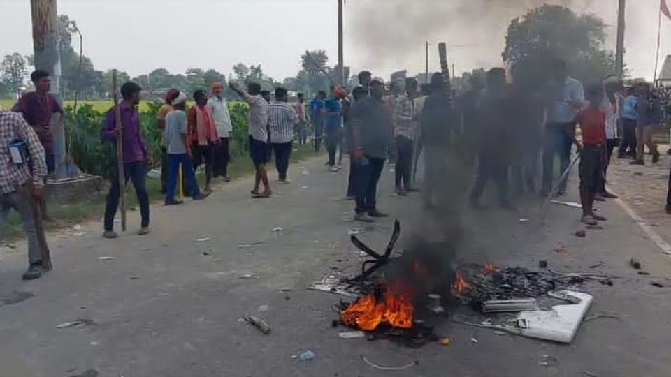 Bahraich Violence When SP stood on front amidst chaos rioters came on back foot