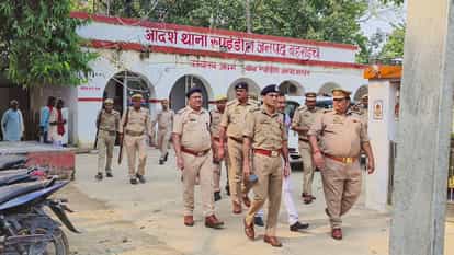 बहराइच हिंसा: बूट- खाकी से इलाके में दहशत, पुलिस पर देर रात घर में घुसने और किसी को भी उठाने का आरोप Bahraich violence: Boots and khakis create terror in the area, police accused of entering homes late at night
