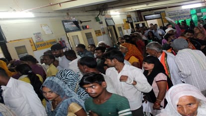 बागला जिला अस्पताल की ओपीडी में लगी मरीजों की भीड़