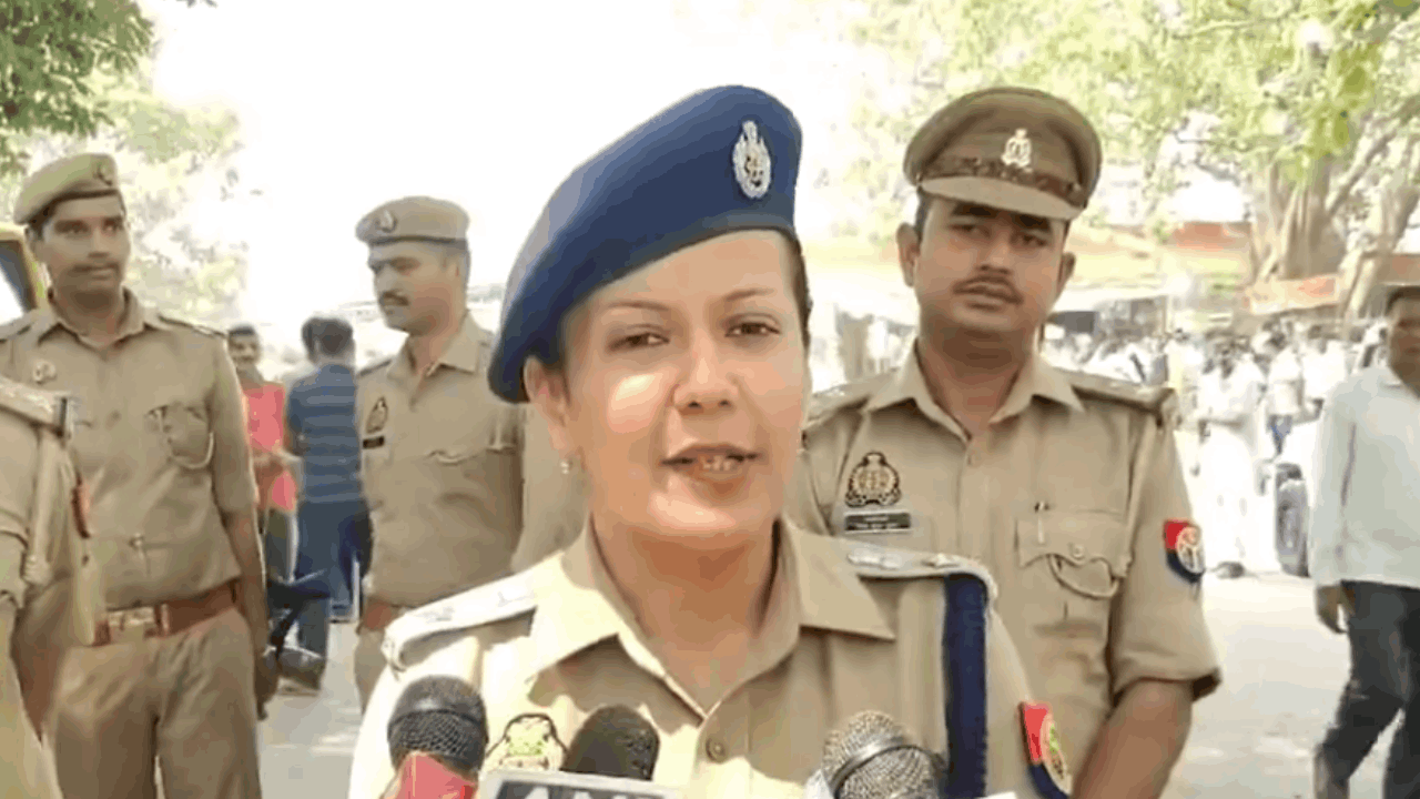 Bahraich Violence When SP stood on front amidst chaos rioters came on back foot