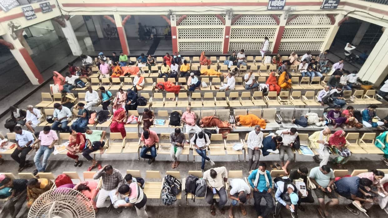BHU Hospital 50 security personnel in OPD it took 40 minutes to rescue held doctor