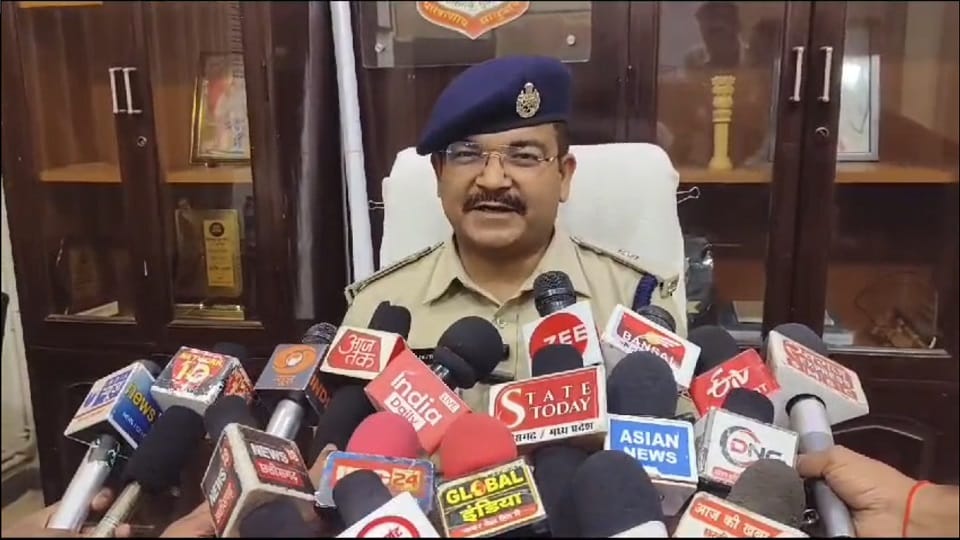 Inquiry in case of threat to blow up a flight with a bomb team left for Mumbai with minor and his father in Ra