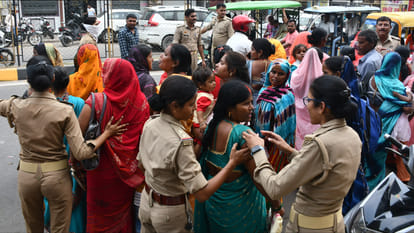 Women reached Gorakhnath temple on rumor of loan waiver in Gorakhpur, sent back after persuasion