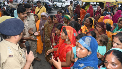Women reached Gorakhnath temple on rumor of loan waiver in Gorakhpur, sent back after persuasion