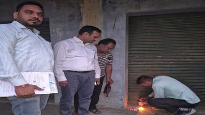 गांव कैमार में बिना लाइसेंस के खाद के गोदाम को सील करते कृषि विभाग के अधिकारी