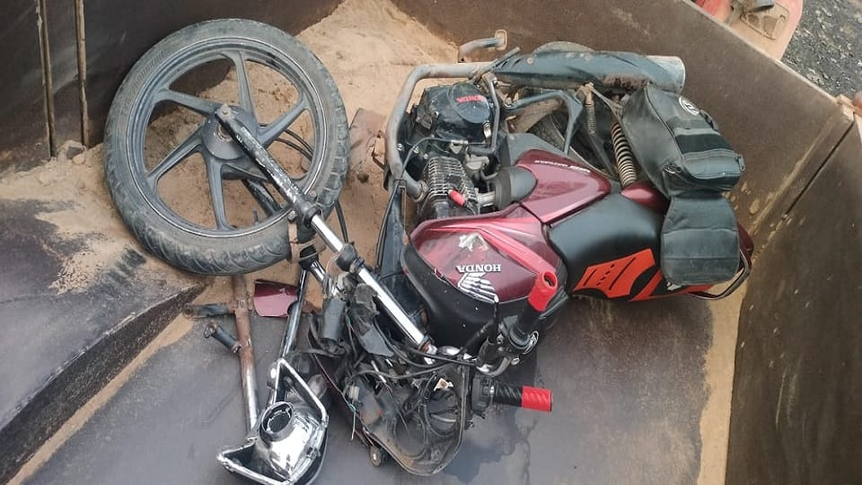 हादसे में बाइक के उड़े परखच्चे