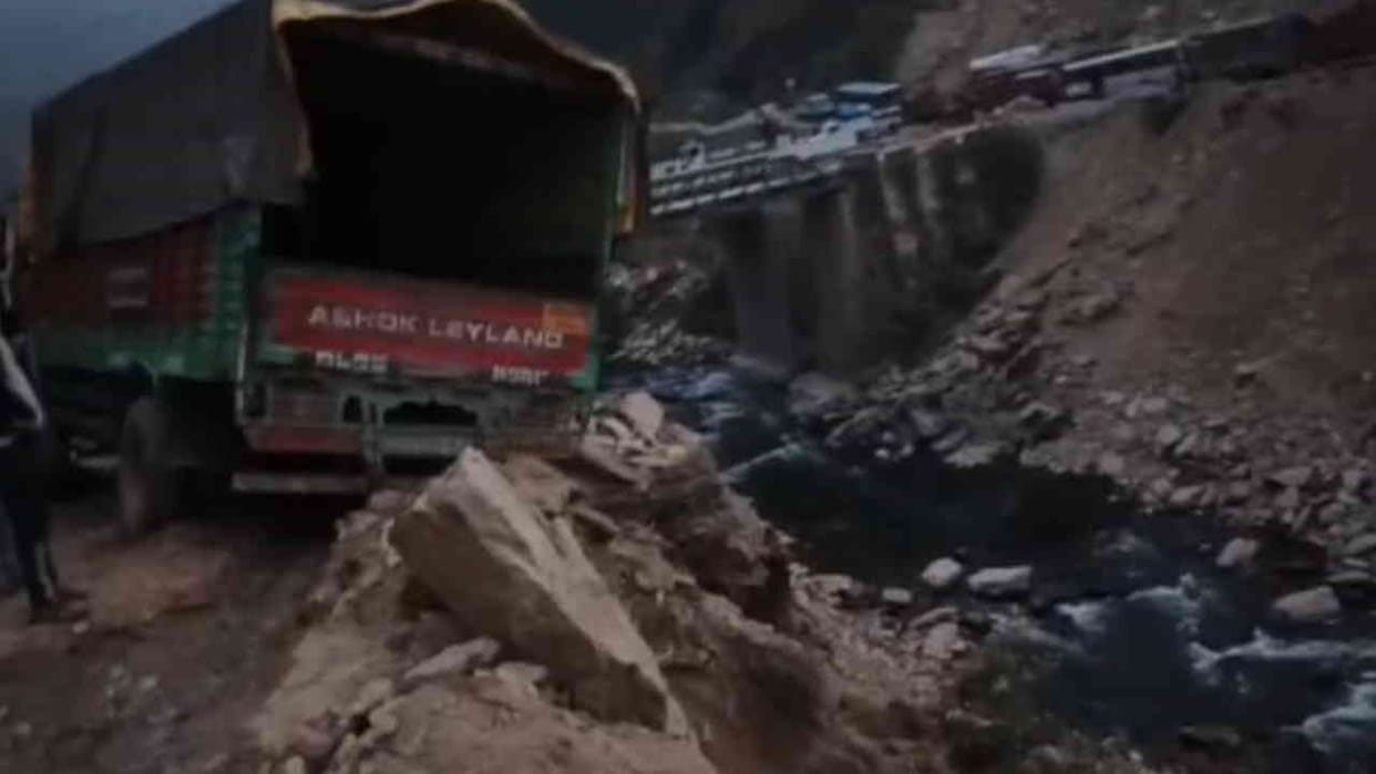 Debris fell from the hill on Bhawali-Almora highway truck got stuck passengers had to travel 50 km extra