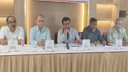 जानकारी देते चर्म निर्यात परिषद के पूर्व राष्ट्रीय अध्यक्ष मुख्तारूल अमीन