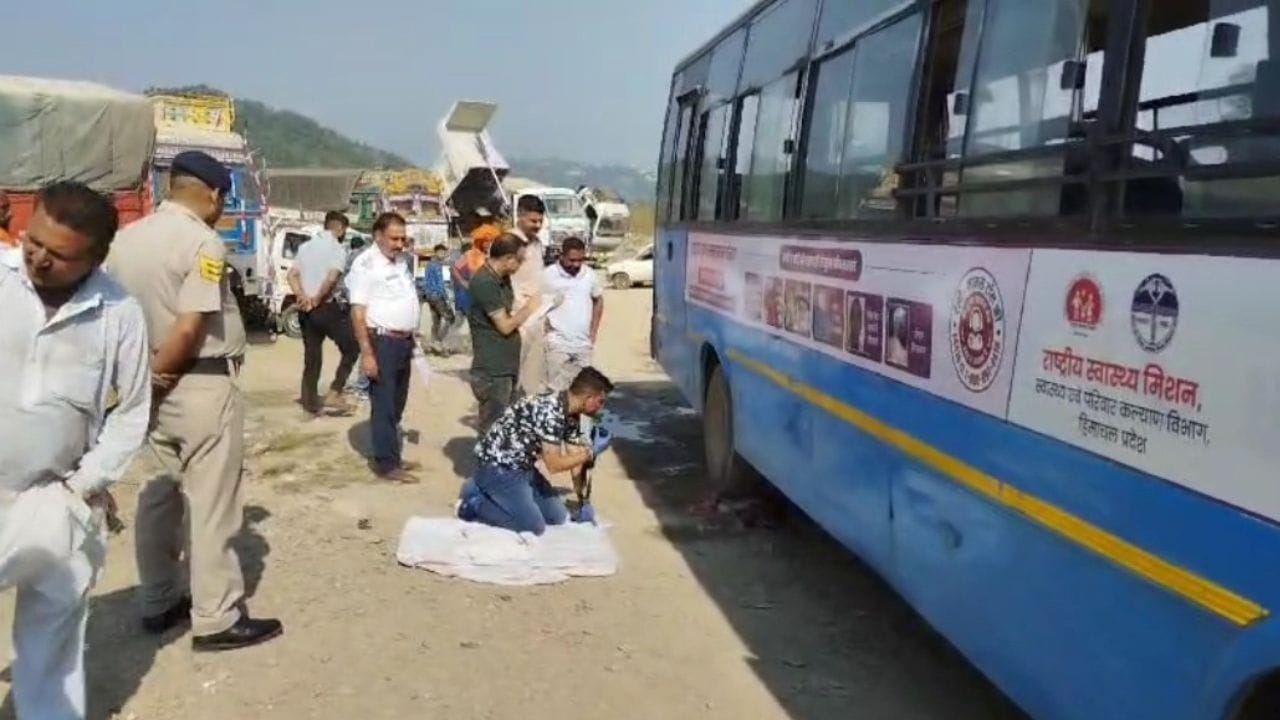 Himachal News One and a half year old girl died after coming under HRTC bus