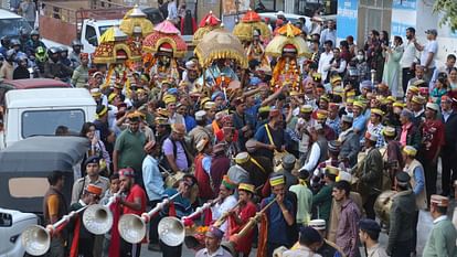 Kullu Dussehra Thousands of people gathered to see the procession of Lord Narasimha