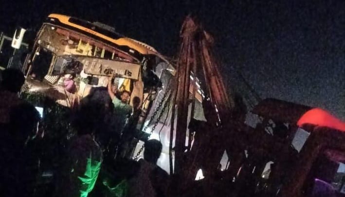 Kannauj Accident, Uncontrolled bus collided with divider, thirty passengers injured, admitted to hospital