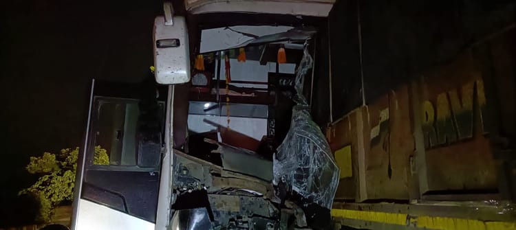 खबर शहर , यमुना एक्सप्रेसवे पर हादसा: ट्रक से टकराई स्लीपर बस, 12 से अधिक यात्री घायल; हर तरफ मची थी चीख-पुकार – INA