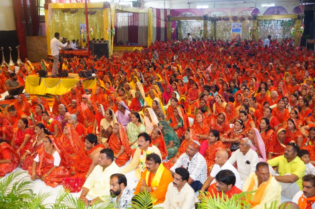 Ujjain: A walking ceremony took place in presence of hundreds of women, story of Baba Ramdev Maharaj started.