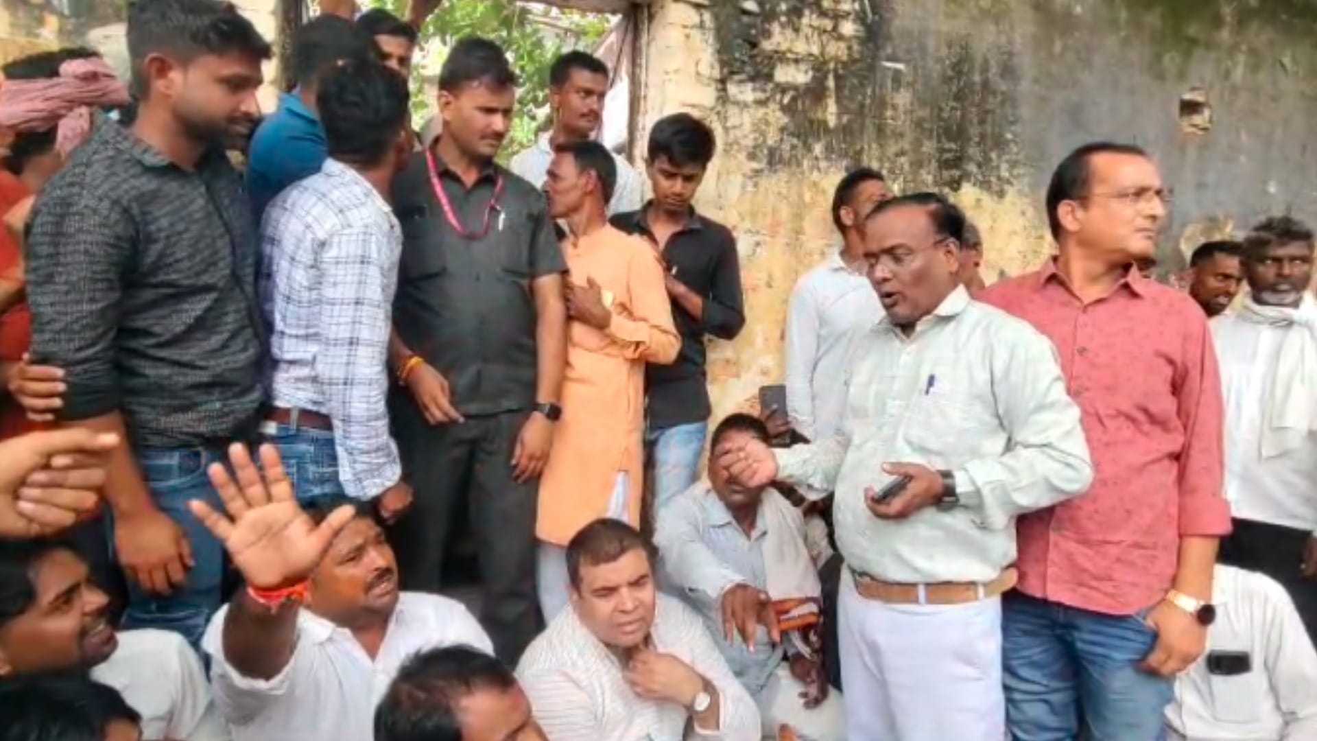मुरैना में विधायक को जानकारी देते अधिकारी