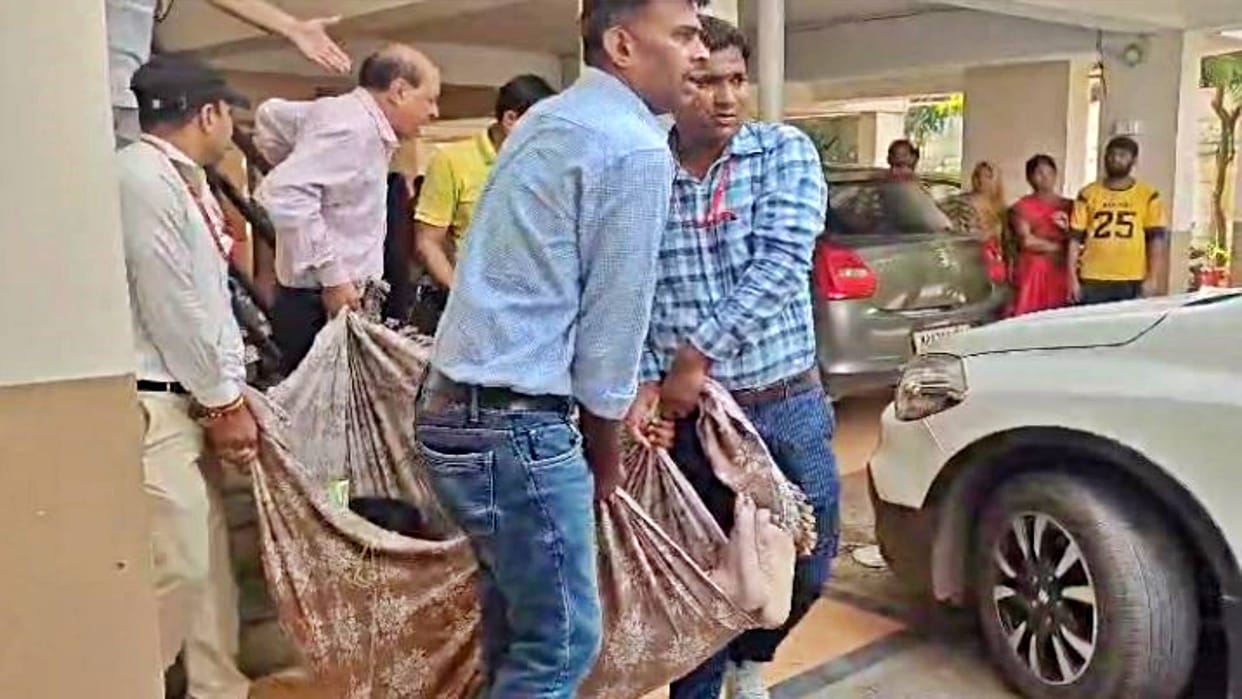 Gwalior Crime Mother daughter brutally murdered in flat in middle of city suspicion of murder after robbery
