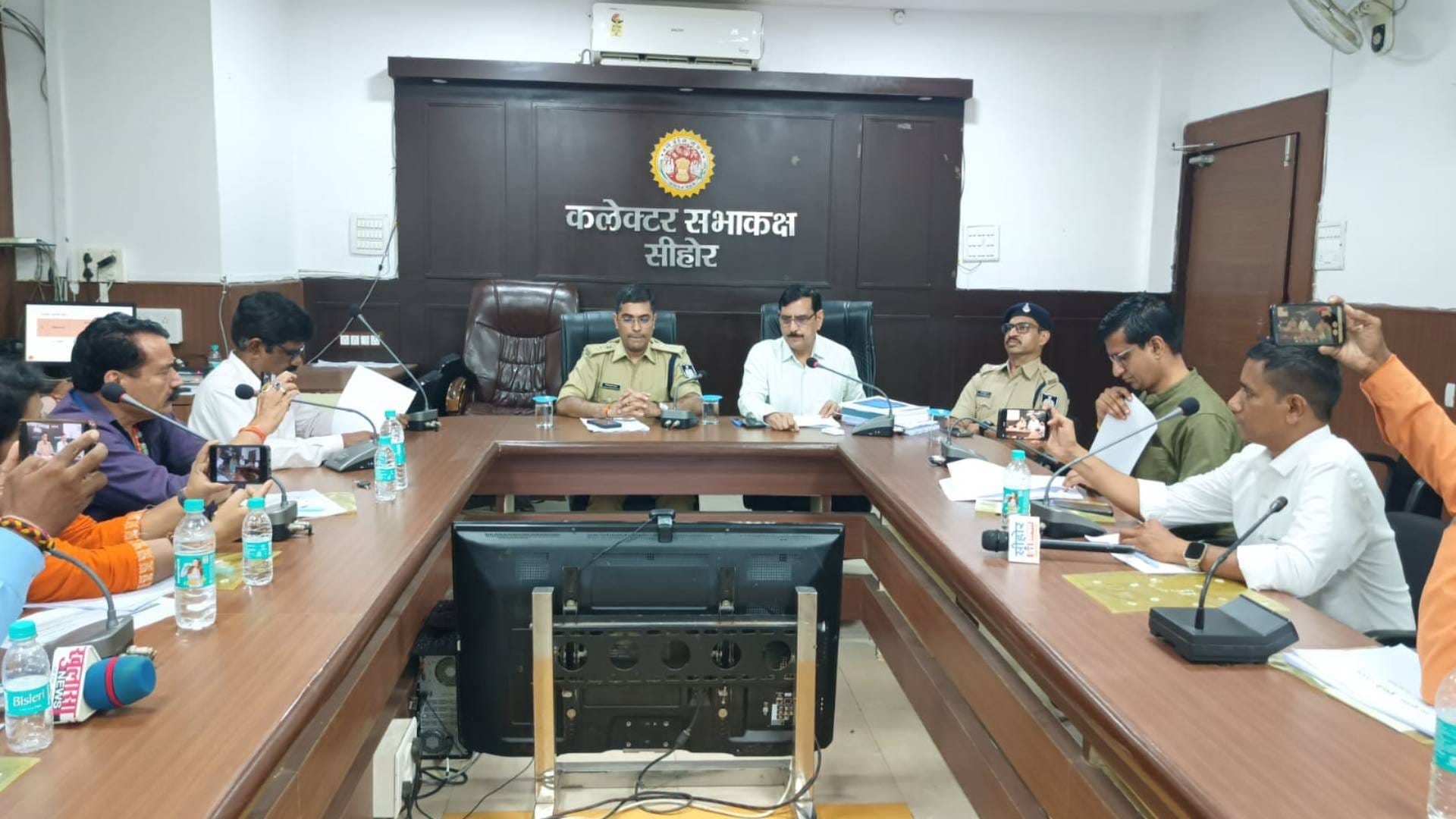 बैठक करते अधिकारी