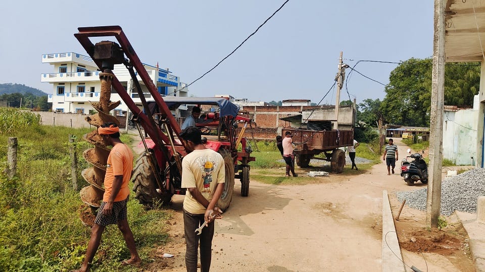 75 years after independence electric poles are being installed in this Nagar Panchayat of Chhattisgarh in Balr