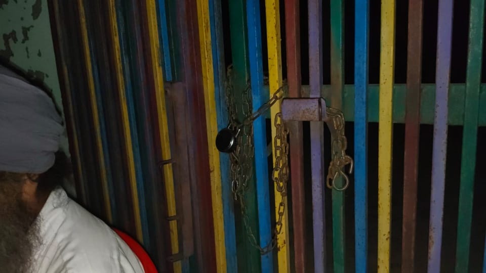 Punjab panchayat chunav polling staff hostage in Bathinda people protest