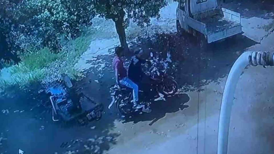 Bikers stole bag containing 1.32 lakh from bike in front of police in Etah