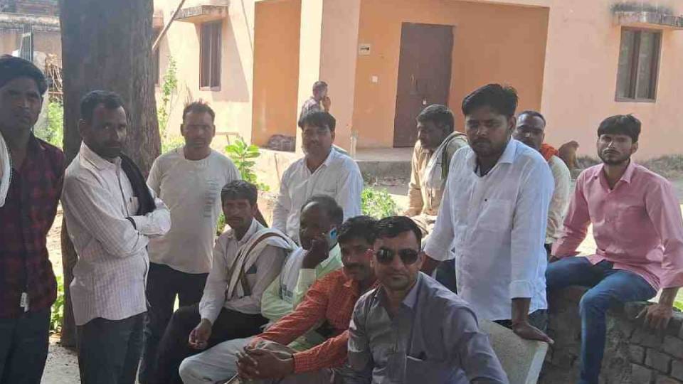 uncle and nephew died two are in critical condition In Etah when car collided with roadside tree