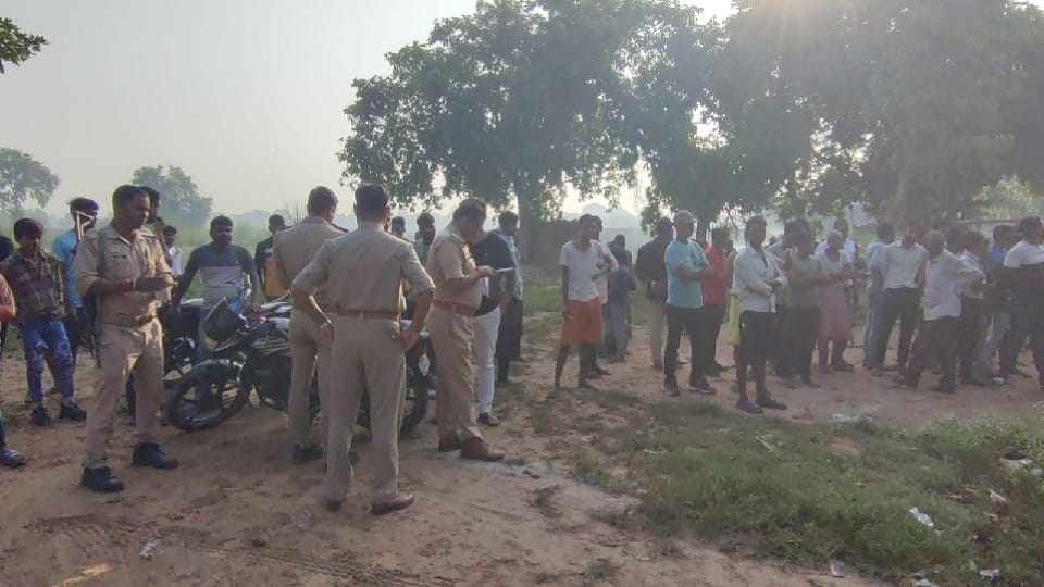 Body of an unknown youth found on the roadside, suspicion of murder, police took the body in custody, engaged